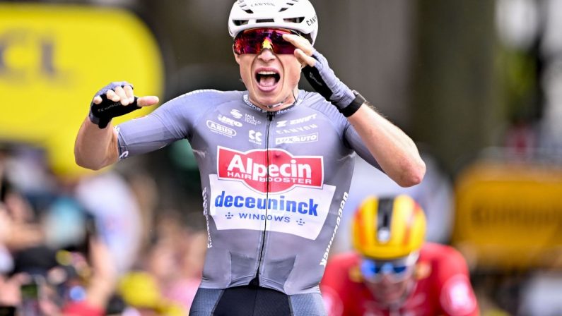 Philipsen vince la prima tappa del Tour, Ganna ritirato