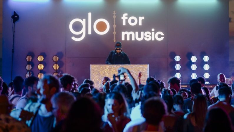 “glo for music”, a Fregene esibizione live a sorpresa di Tananai