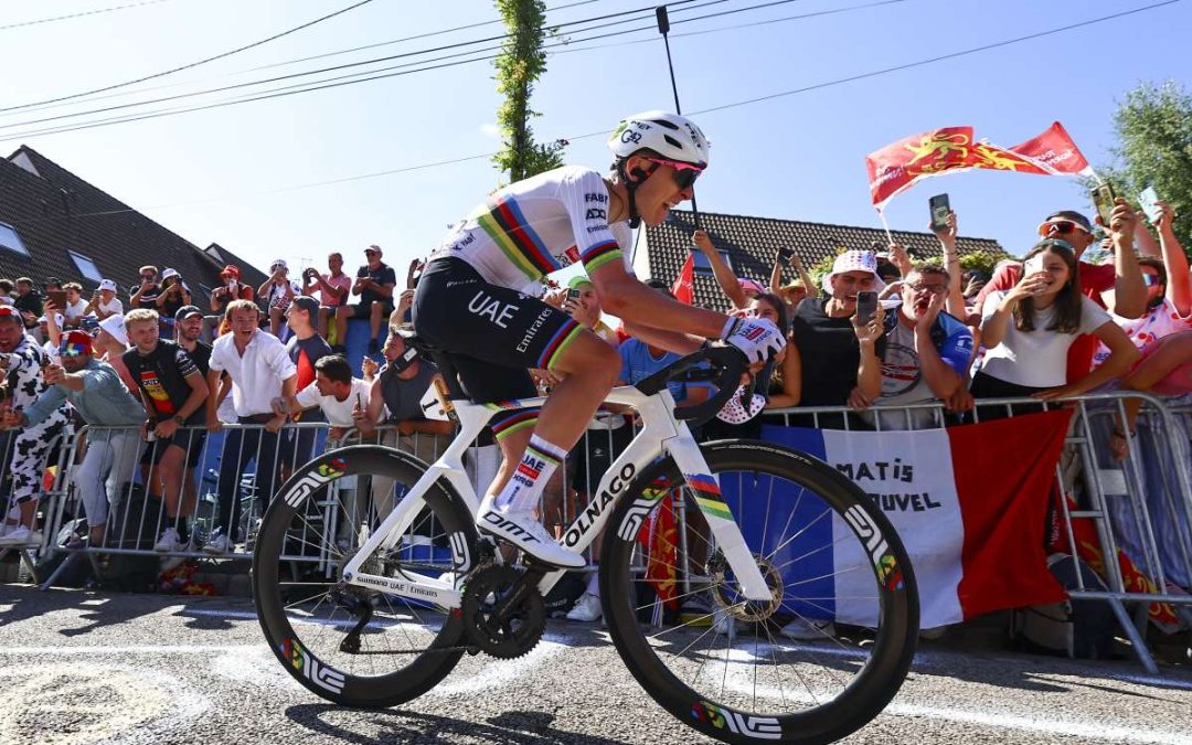 Pogacar fa 100 al Tour, Van der Poel resta maglia gialla