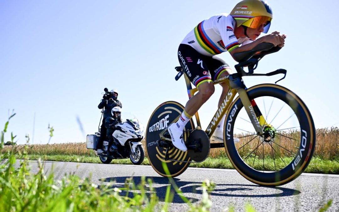 Evenepoel domina la crono al Tour, Pogacar in maglia gialla