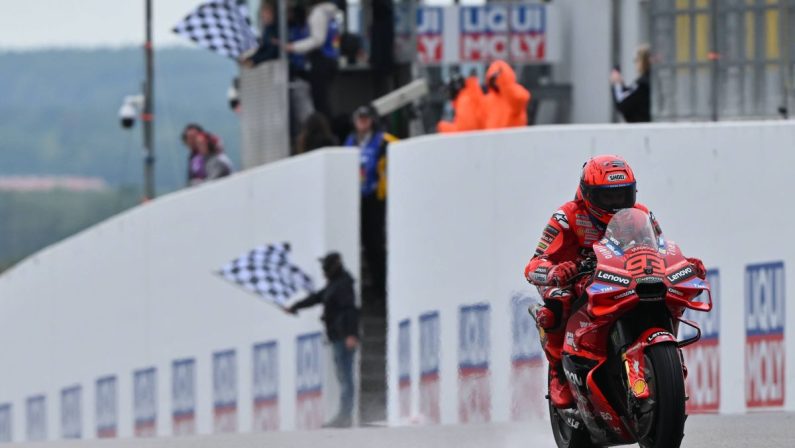 Al Sachsenring vince Marc Marquez, preceduti Alex e Bagnaia