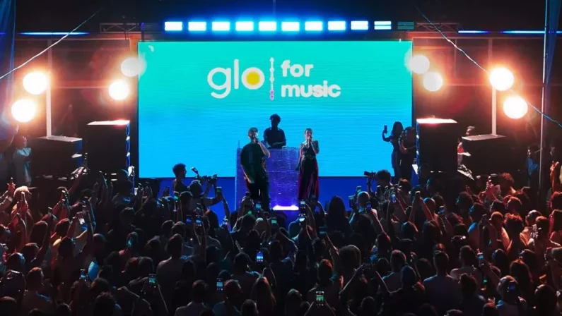 “glo for music”, a Napoli esibizione live a sorpresa dei Coma Cose