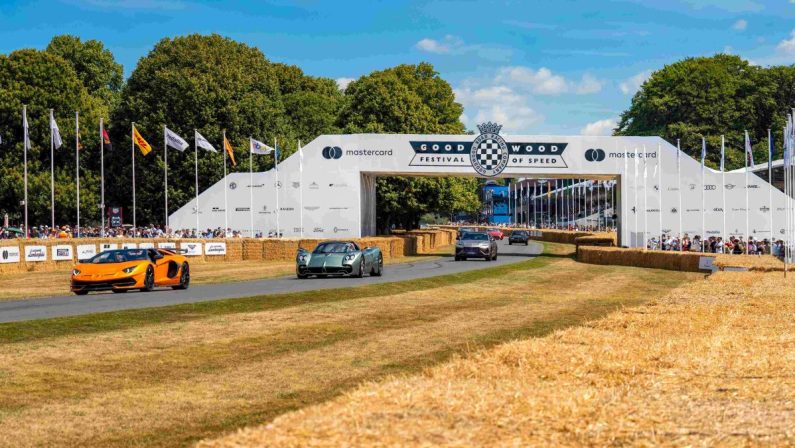 A Goodwood 10.000 cavalli per Pirelli P Zero