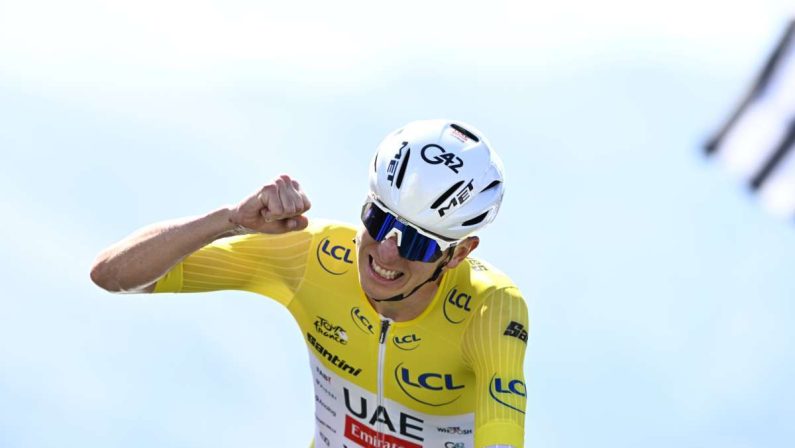 Pogacar vince la cronoscalata e consolida la maglia gialla al Tour