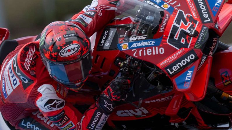 Bagnaia in pole in Repubblica Ceca davanti a Marc Marquez