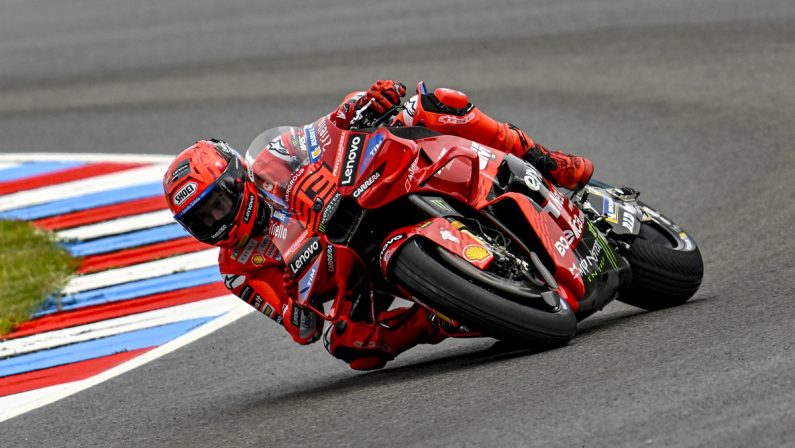 Marc Marquez vince la sprint di Brno, Bastianini sul podio