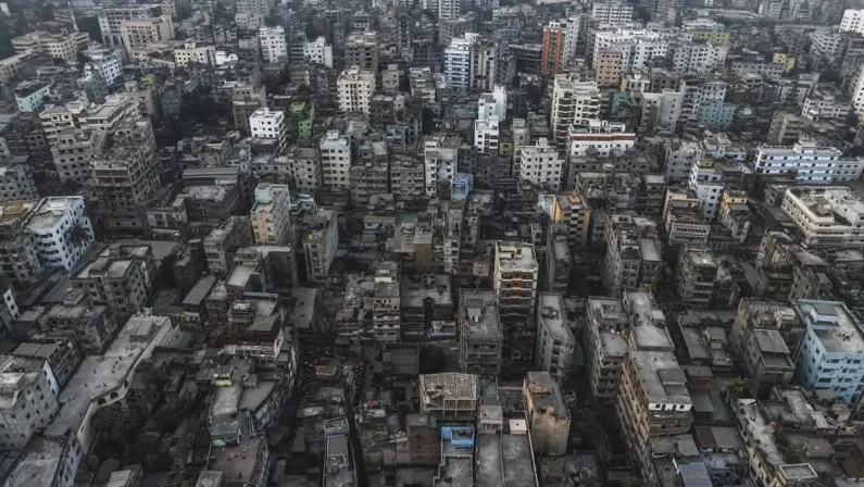 Bangladesh, aereo militare precipita su una scuola a Dacca