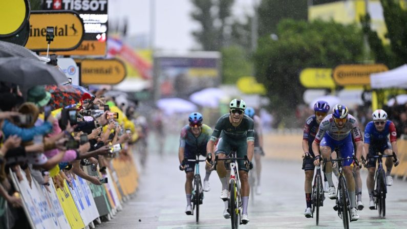 Secondo timbro al Tour per Milan, sprint vincente nella 17^ tappa