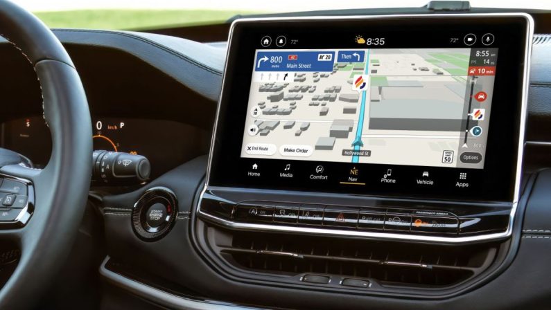 Stellantis e 4screen migliorano servizi di mobilità in tempo reale