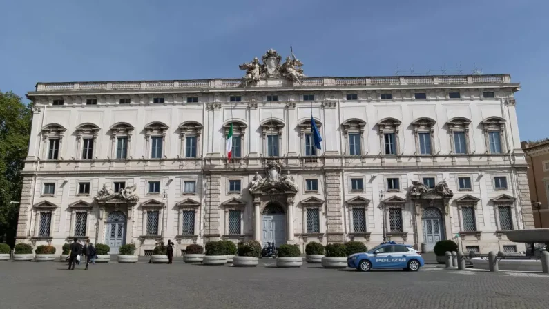 Consulta “Illegittimo tetto 240 mila euro l’anno per stipendi pubblici”