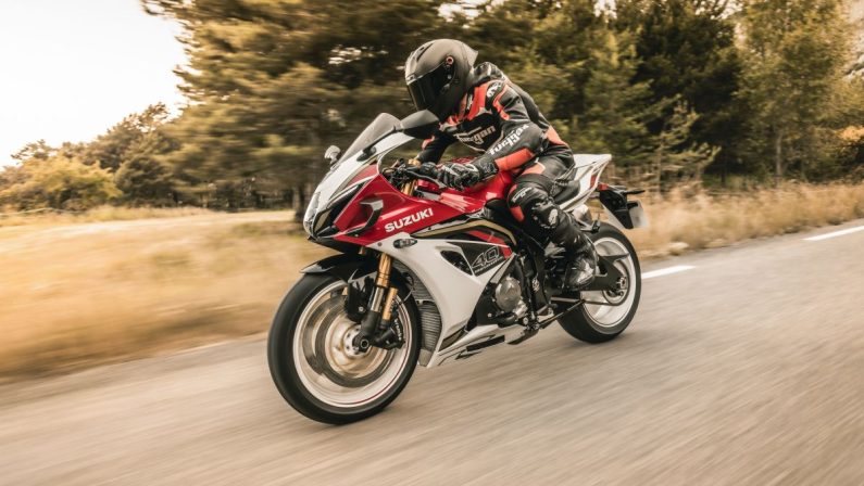 Suzuki GSX-R1000R, 40 anni di adrenalina