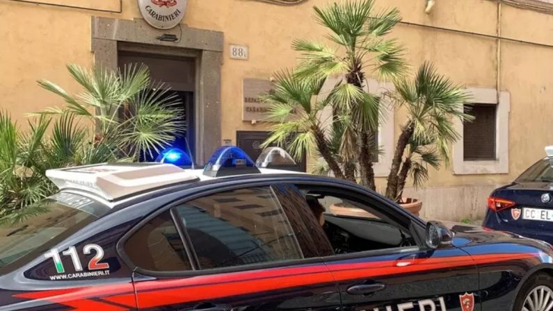 Torre del Greco, picchia ex compagna e tenta di entrare in casa: arrestato 32enne