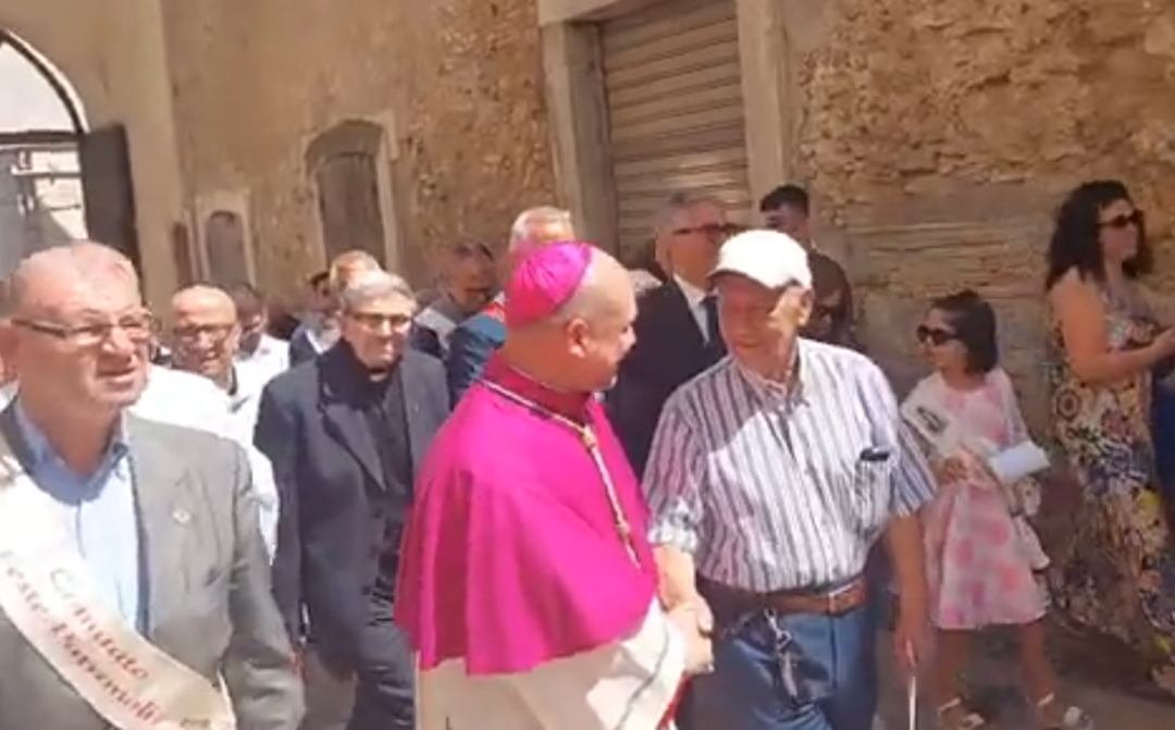 Monsignor Ambarus tra i fedeli di Irsina