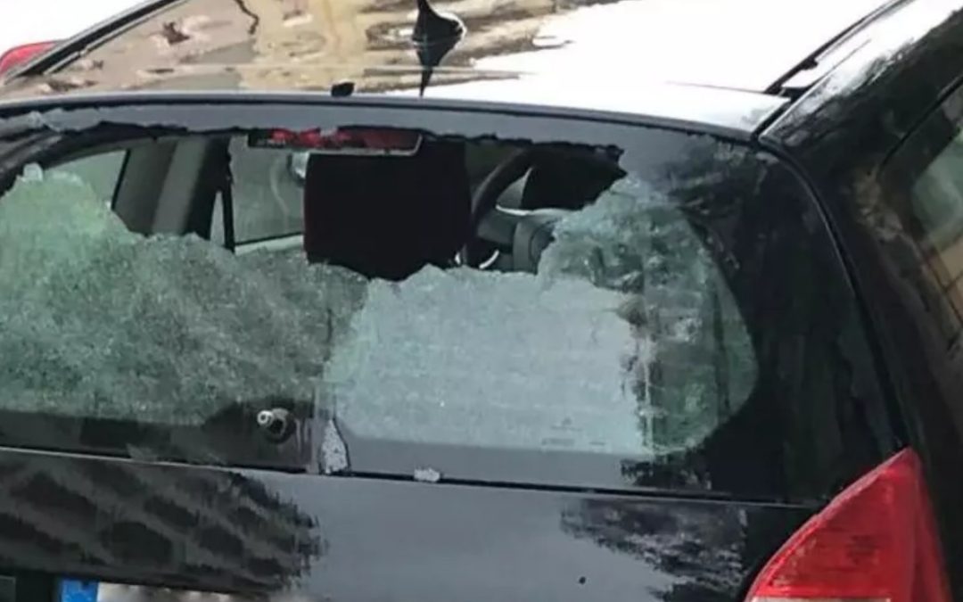 Bari, bimbo bloccato in auto: passanti rompono il vetro per liberarlo