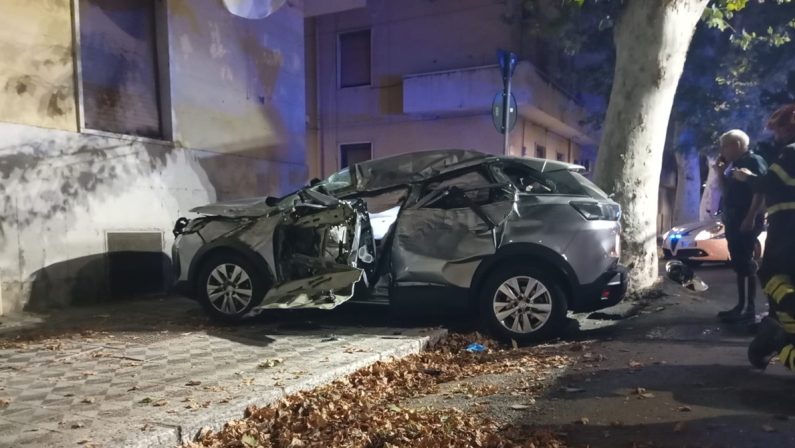 Auto contro muro a Reggio Calabria, grave il conducente