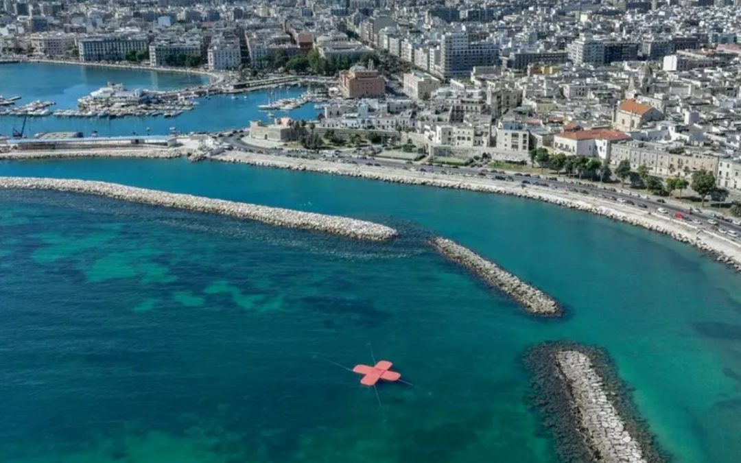 A Bari un cerotto sul mare, simbolo delle ferite del Mediterraneo