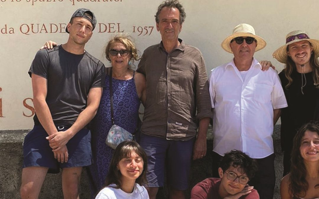 Gli autori del murale che omaggia il poeta calabrese Lorenzo Calogero