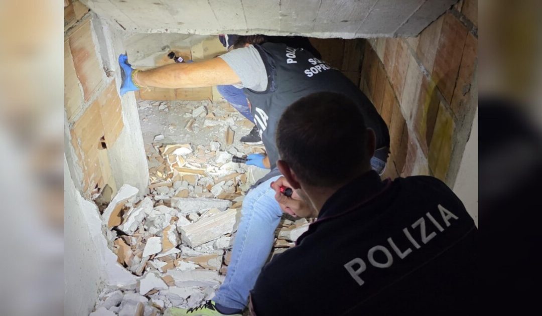 Catanzaro, trovate armi clandestine in un vano sottoscala murato