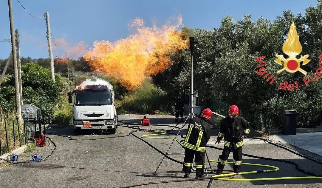 Catanzaro, autocisterna perde Gpl sulla Statale 106