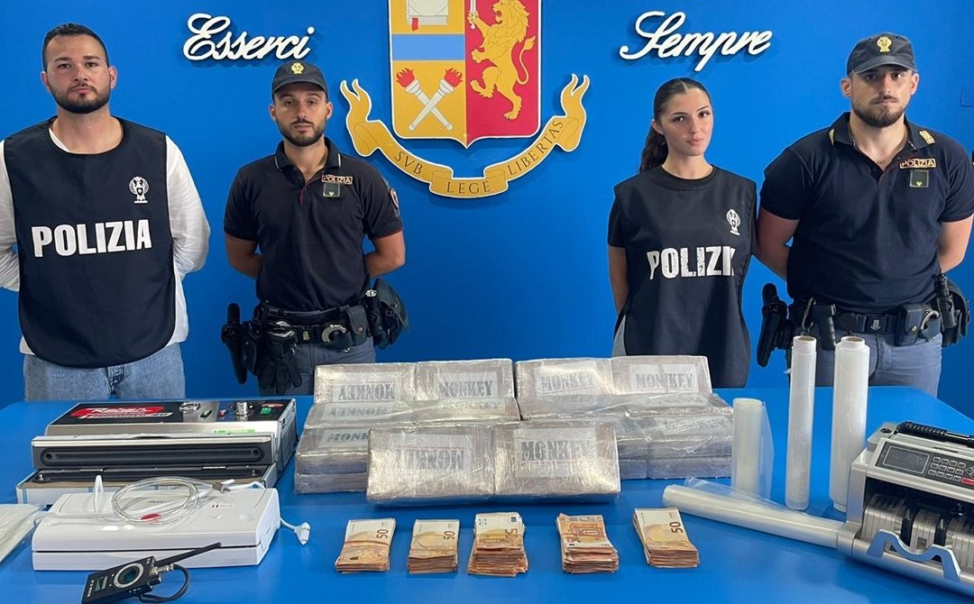 Gli agenti di polizia con la cocaina e il materiale scoperto e sequestrato