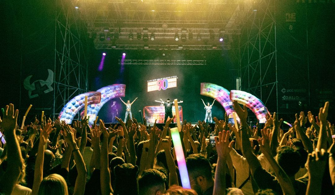 Il palco di Voglio tornare negli anni '90 (foto di Aldo Torchia)