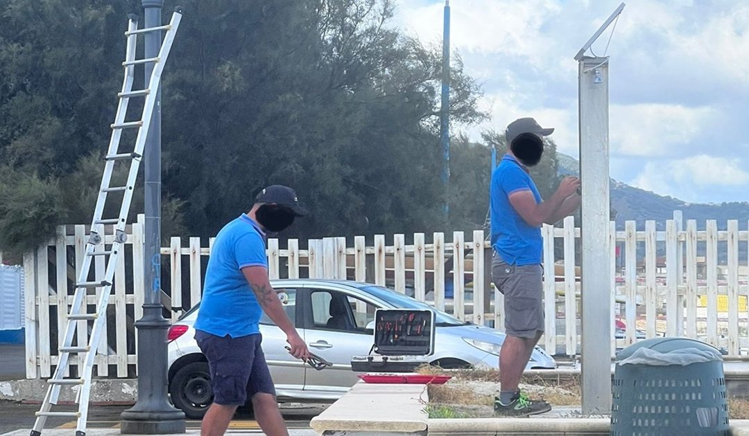 La rimozione delle docce ad energia solare sul lungomare di Vibo Marina