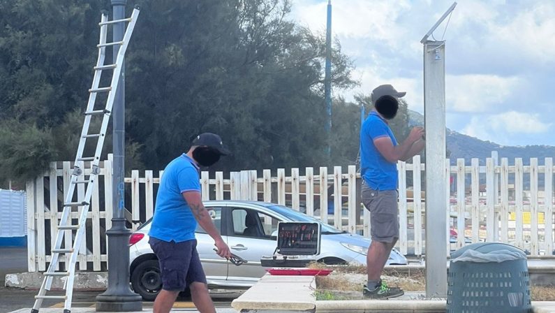 Vibo Marina, rimosse le docce pubbliche costate 40mila euro mai entrate in funzione