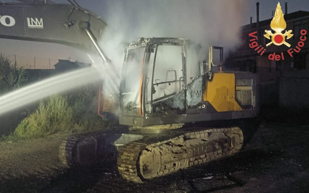 L'incendio dell'automezzo in cantiere
