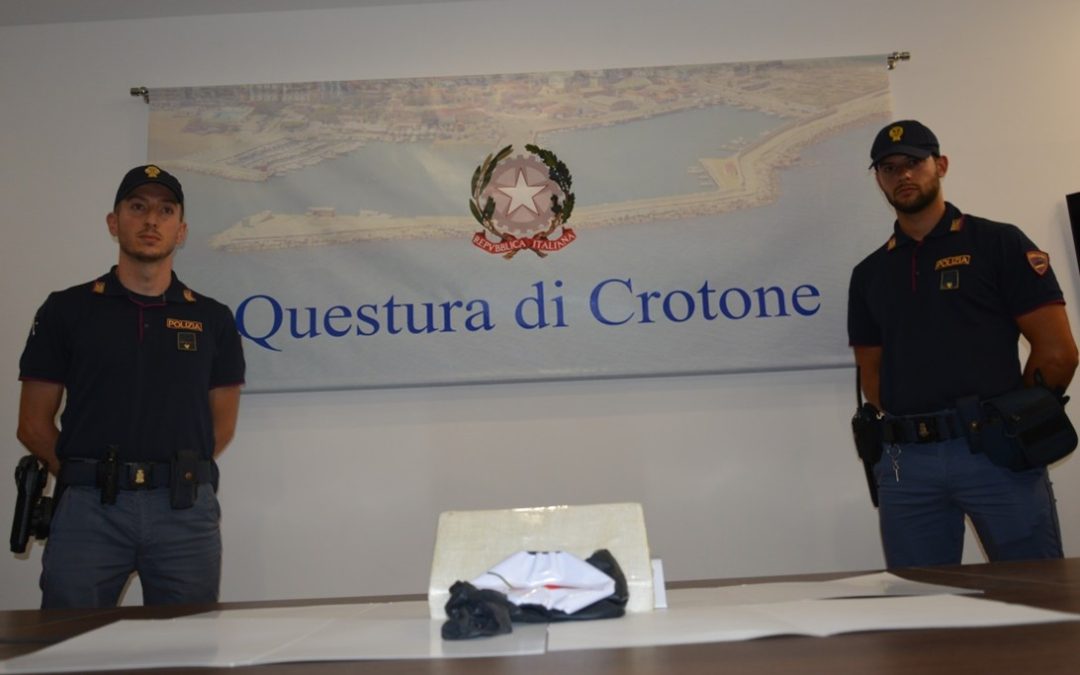 Crotone, corriere della droga reggino arrestato con 1 chilo di cocaina