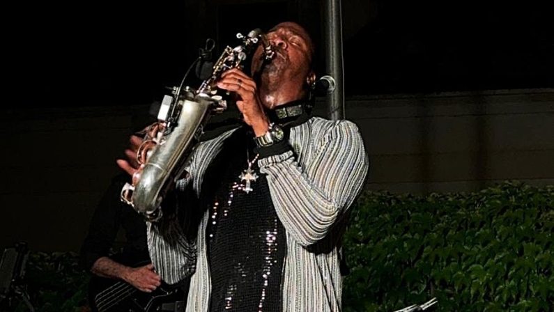 Da Los Angeles a Cosenza, il sax di Eric Darius trasforma Villa Rendano in un dancefloor