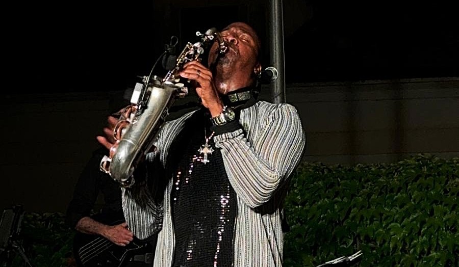Da Los Angeles a Cosenza, il sax di Eric Darius trasforma Villa Rendano in un dancefloor