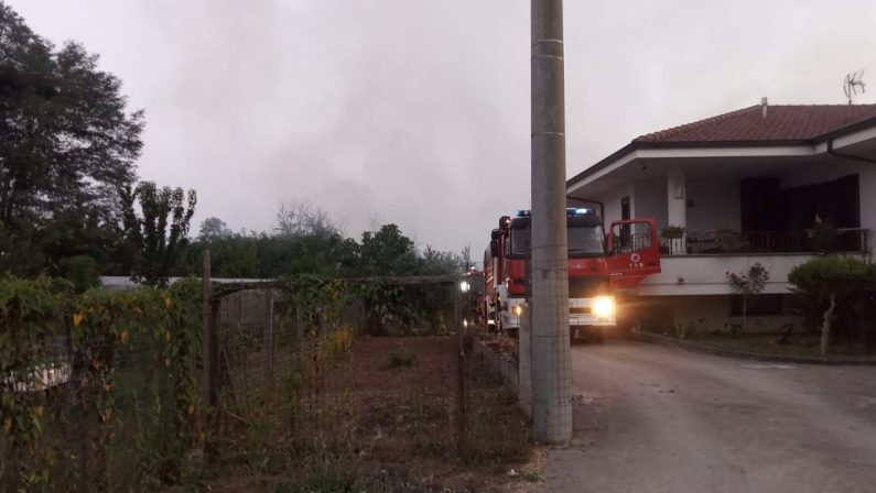 Filandari, incendio a Mesiano: le fiamme lambiscono le abitazioni
