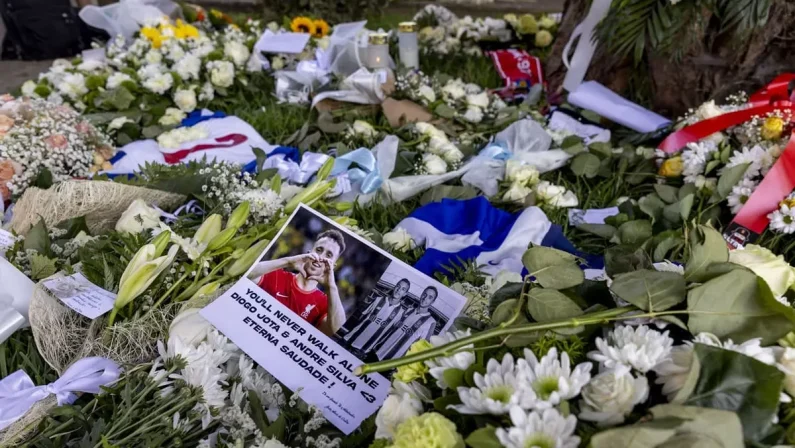 Lacrime e commozione a Gondomar per l’ultimo saluto a Diogo Jota e a suo fratello