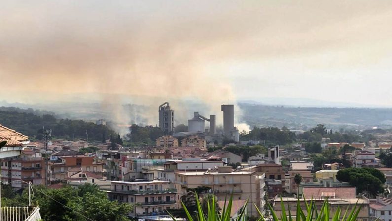 Provincia di Vibo nella morsa del fuoco, incendi lungo la costa e nell’entroterra