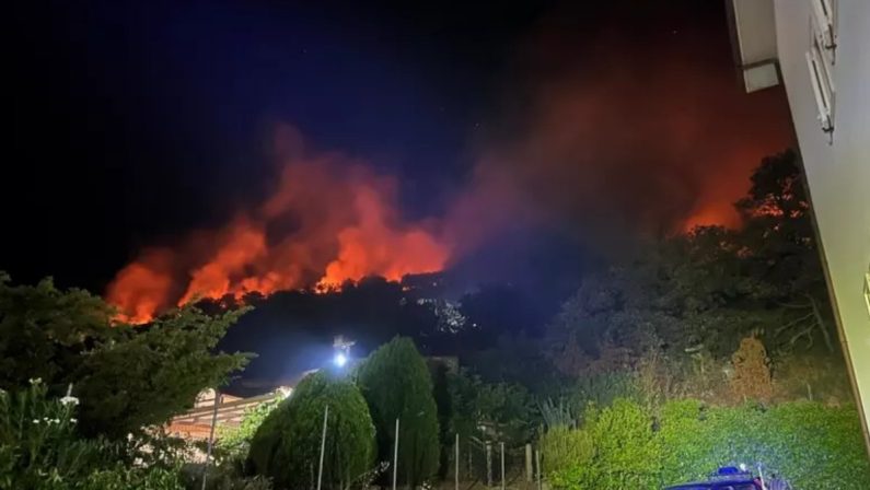 Fiamme e paura nella notte, evacuate abitazioni nel Foggiano