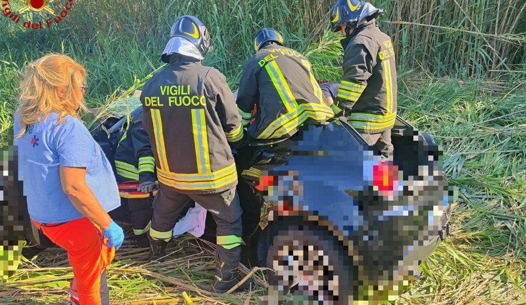 I soccorsi a una delle due auto coinvolte nell'incidente
