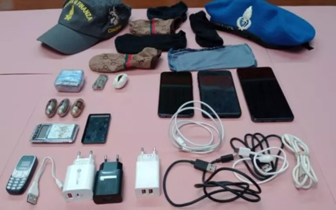 Lecce, ispezione in carcere: trovati droga e smartphone