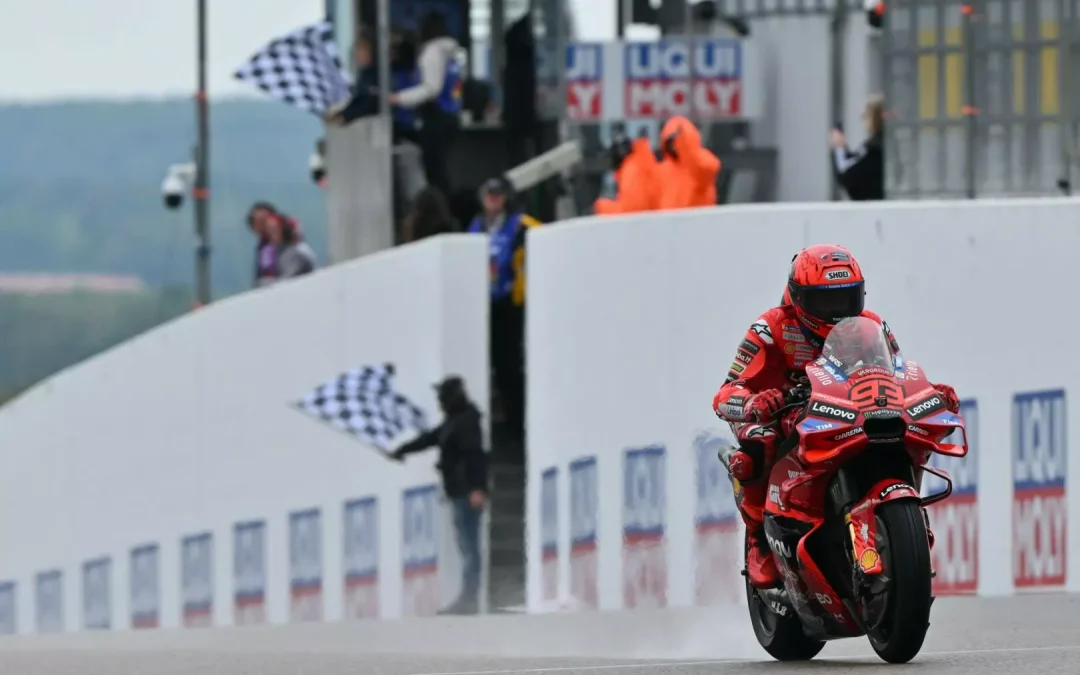 Marc Marquez trionfa in Germania davanti al fratello Alex, Bagnaia 3°