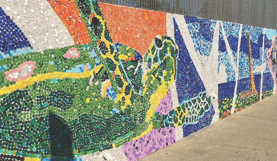Olivares e il murale di tappi riciclati inaugurato a Crotone