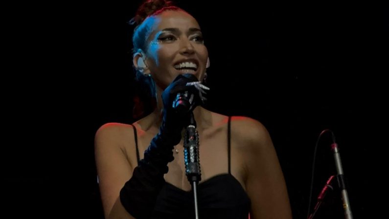 Festival delle Invasioni 2025: Nina Zilli ha acceso il cuore di Cosenza sulle note di “Feeling good”