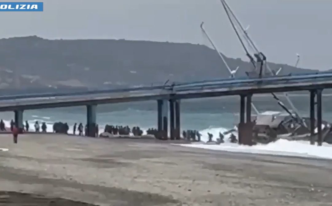 Uno sbarco di migranti oggetto dell'indagine