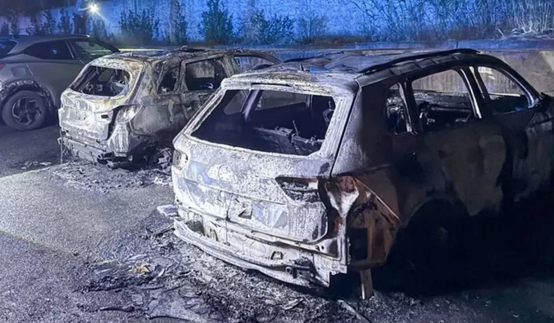Notte di fuoco a Praia a Mare: tre auto incendiate