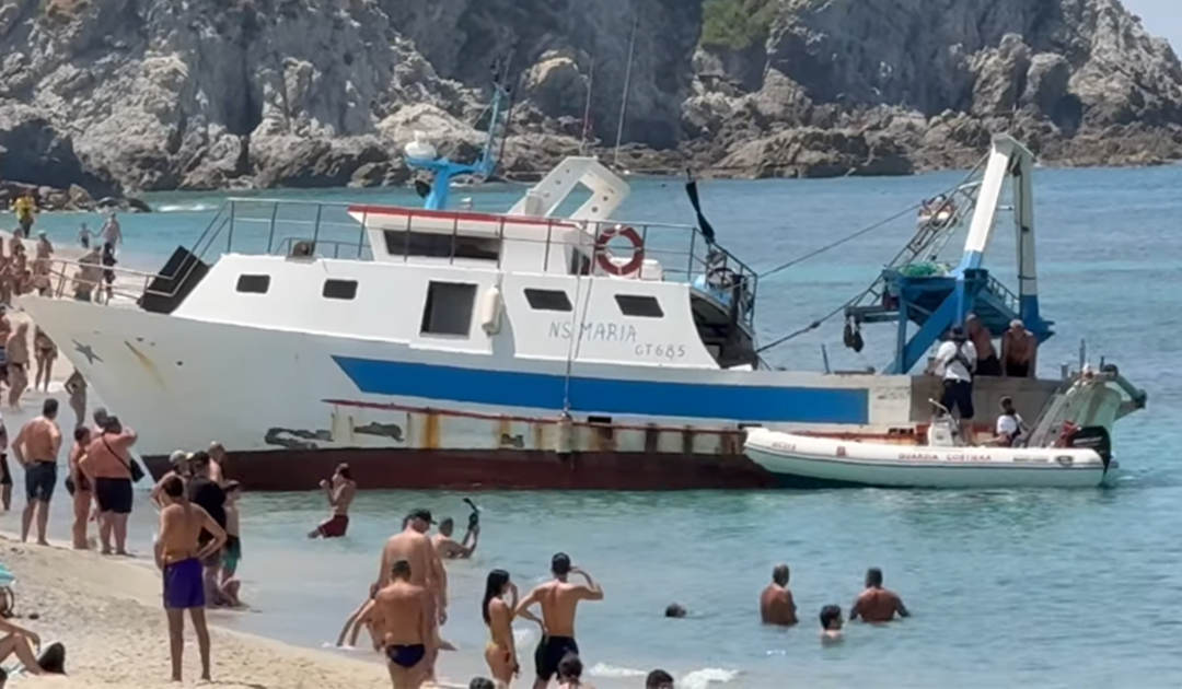 Il peschereccio arenatosi sulla spiaggia (foto Giacomo Benedetto)