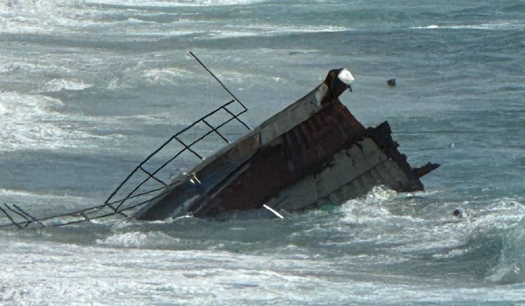 Il peschereccio travolto dalle onde