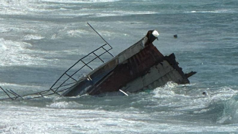 Ricadi, il mare mosso complica lo smantellamento del peschereccio arenato