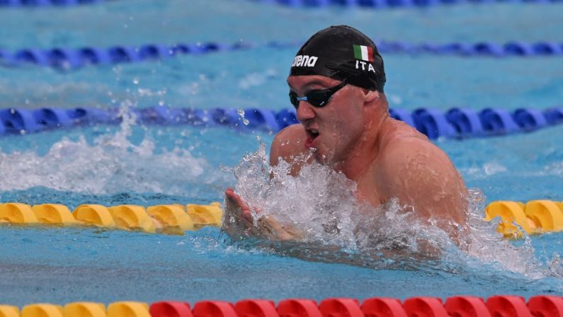 Simone Cerasuolo medaglia d’oro nei 50 rana ai Mondiali di Singapore