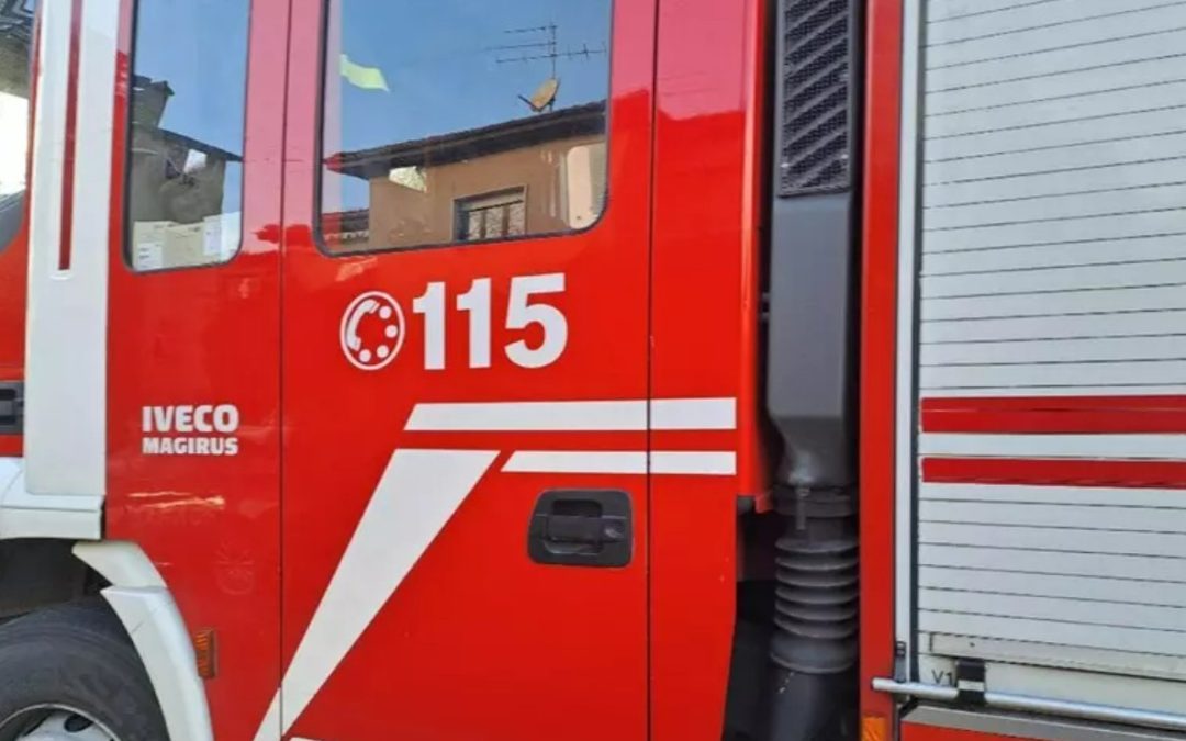 Incendio a Taranto, fiamme in un canneto vicino al mare
