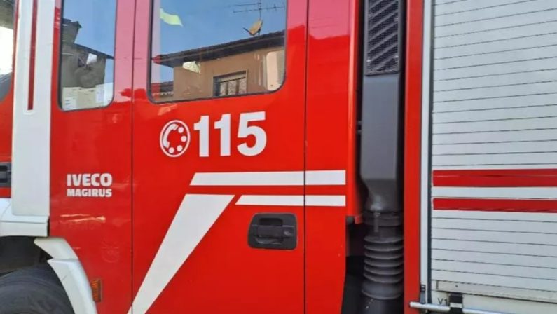 Incendio a Taranto, fiamme in un canneto vicino al mare