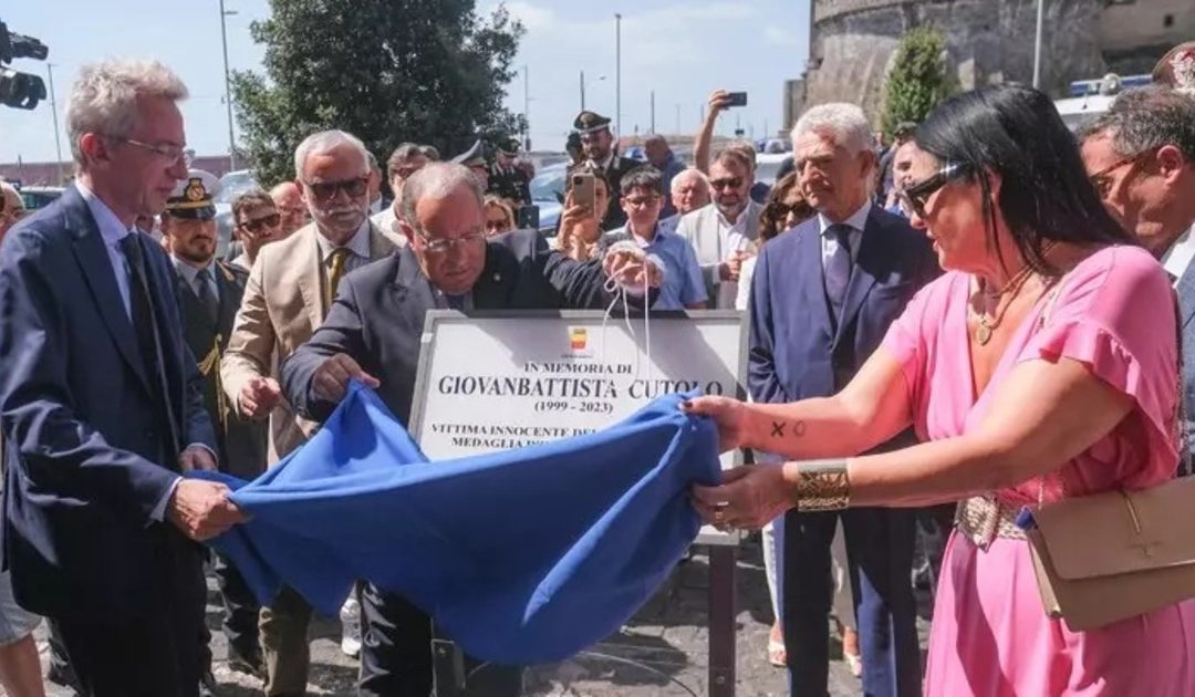 Napoli: targa per Giogiò il 14enne morto per calcinacci alla galleria Umberto I