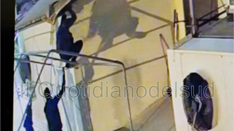 Tentano il furto alla Conad di Scalea ma l'allarme li mette in fuga